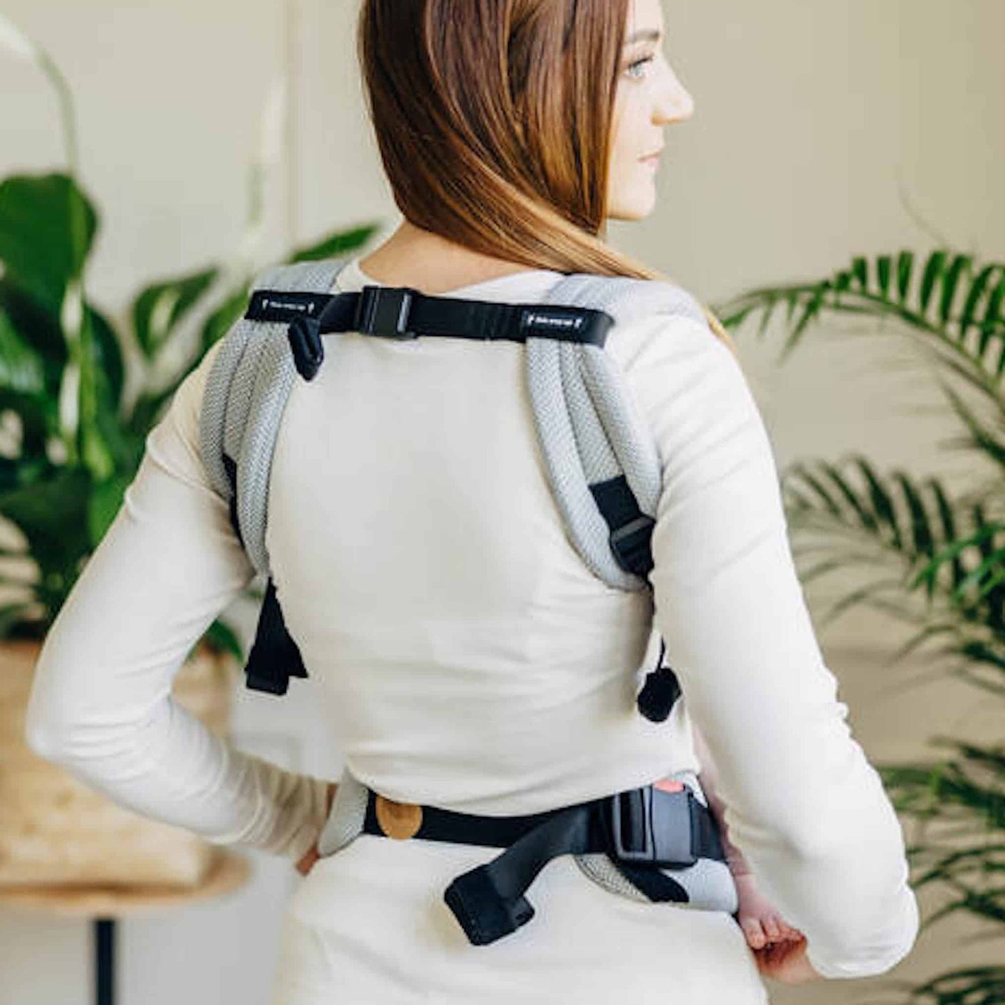 LennyLamb LennyLight Baby Carrier Back 1